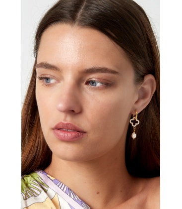 Goudkleurige oorringen met een rode klaver en een witte parel