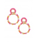 Goudkleurige oorhangers met roze gekleurde glas kralen