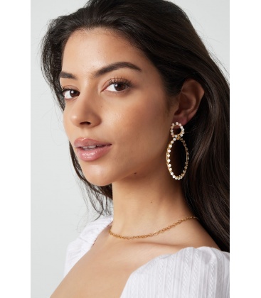 Paars gekleurde oorhangers met glas steentjes rondom