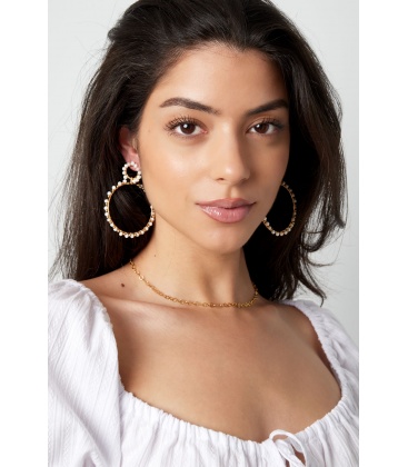 Blauw gekleurde oorhangers met glas steentjes rondom