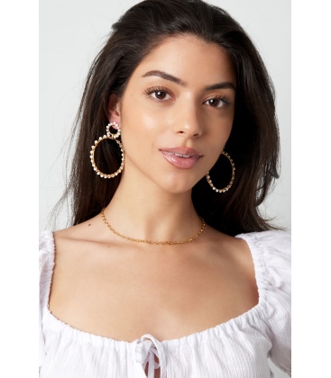 Blauw gekleurde oorhangers met glas steentjes rondom