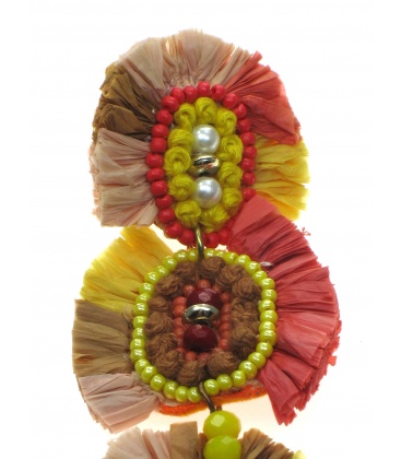 Gekleurde oorhangers met kleine kralen, koord en raffia