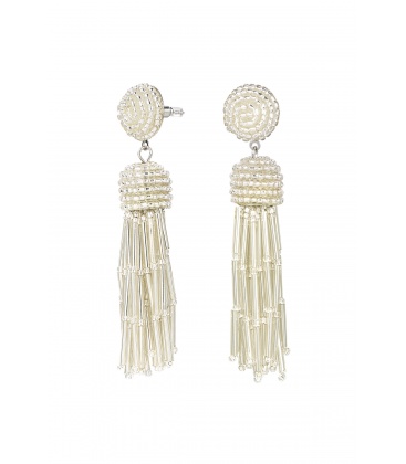 Licht grijze oorhangers met strengen van glas kralen