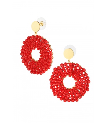 Rode glaskralen oorhangers met een goudkleurig oorstukje