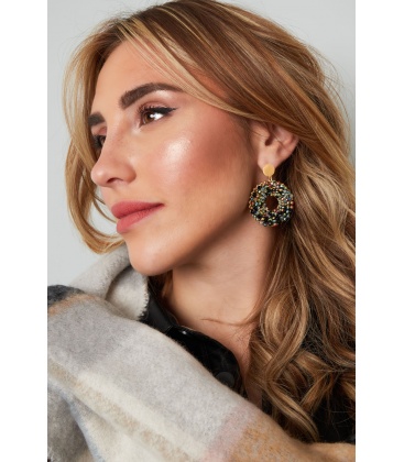 Rode glaskralen oorhangers met een goudkleurig oorstukje