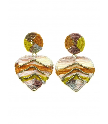 Gekleurde oorbellen met hartvormige hangers en raffia