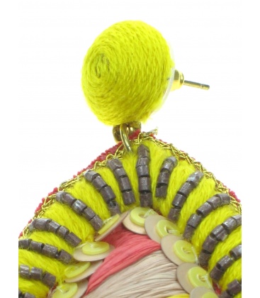 Gele oorhangers met raffia, koord, pailletjes en kralen