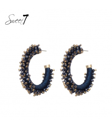 Blauw gekleurde oorringen met glas kralen en koord