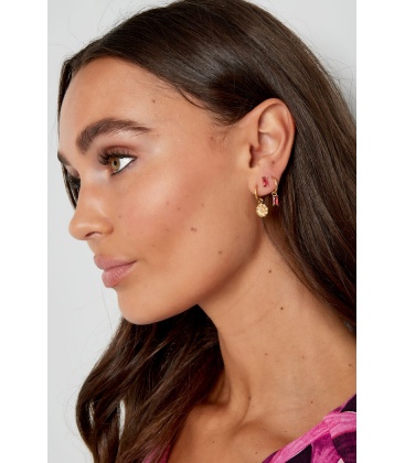 Goudkleurige oorhangers met een roze glas steentje