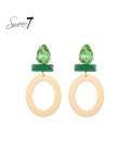 Goudkleurige oorhangers met groene glas steentjes