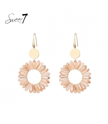 Camel kleurige oorhangers met mooie glas kralen