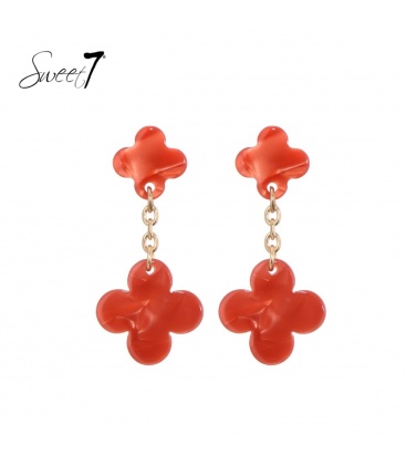 Rode klavervier oorhangers aan een kettinkje