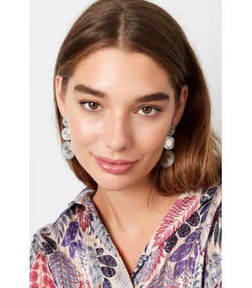 Zilverkleurige oorhangers met 3 bewerkte rondjes