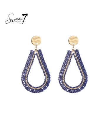 Blauwe oorhangers met meerdere rijen glas kralen en een goudkleurige rand