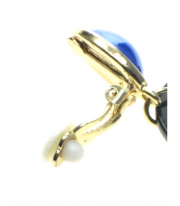Zwarte oorclips met blauwe gekleurde inleg