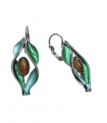 Prachtige groen gekleurde oorhangers met een bruin steentje