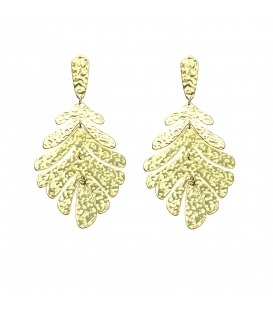 Goudkleurige oorhangers in de vorm van een blad en een bewerkt motief