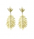 Mooie goudkleurige oorhangers in de vorm van een blad