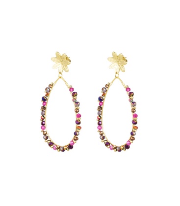 Paarse oorhangers met een goudkleurig bloemetje