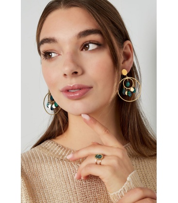 Goudkleurige oorhangers met groene en goudkleurige bedels