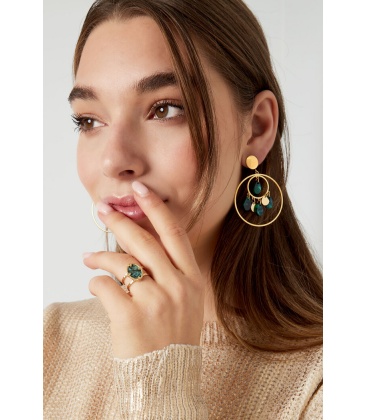 Goudkleurige oorhangers met groene en goudkleurige bedels