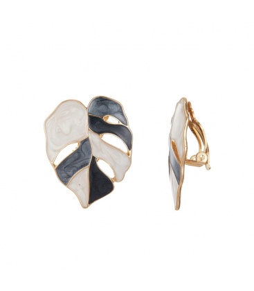 Zwart en creme oorclips in de vorm van een blad