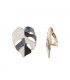 Zwart en creme oorclips in de vorm van een blad