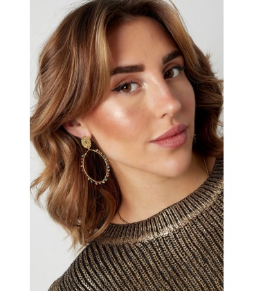 Goudkleurige oorhangers met gekleurde glaskralen rand