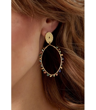 Goudkleurige oorhangers met gekleurde glaskralen rand