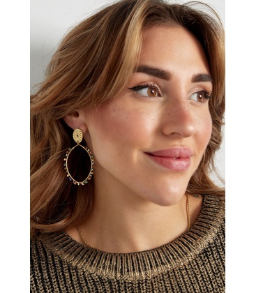 Goudkleurige oorhangers met gekleurde glaskralen rand