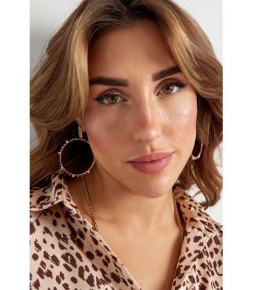 Goudkleurige oorhangers met gekleurde kristallen kraaltjes