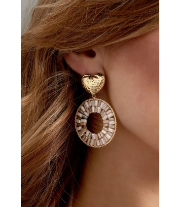 Rode oorhangers met glas kralen en een goudkleurig hart