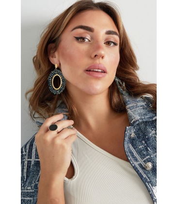 Paarse oorhangers met 3 rijen glas kralen en een goudkleurig oor stukje