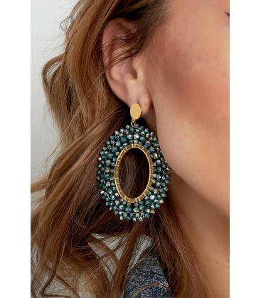 Paarse oorhangers met 3 rijen glas kralen en een goudkleurig oor stukje