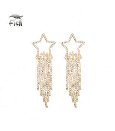 Goudkleurige oorhangers met strengen van glas steentjes en een ster