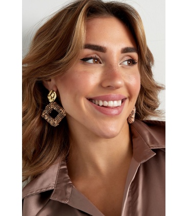 Fuchsia roze oorhangers van glas kralen en een goudkleurig element