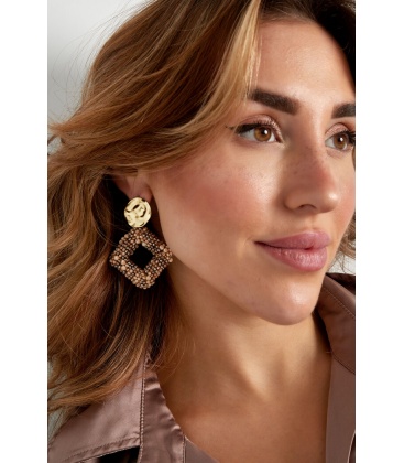 Fuchsia roze oorhangers van glas kralen en een goudkleurig element