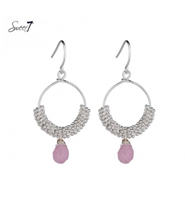 Zilverkleurige oorhangers met kleine ringetjes en roze kraaltje