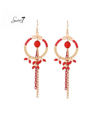 Rode oorhangers met goudkleurige kraaltjes en strengen