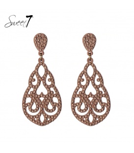 Naturel kleurige oorhangers met steentjes en een open motief