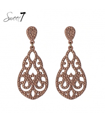 Naturel kleurige oorhangers met steentjes en een open motief