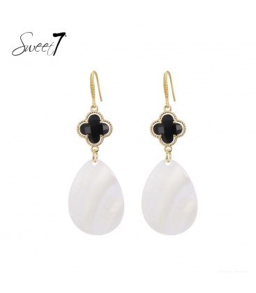 Zwarte oorhangers met een schelpen hanger