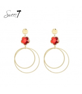 Goudkleurige oorhangers met een rood klavertje vier