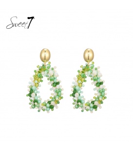 Groen gekleurde oorhangers goudkleurig oor stukje