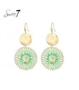 Groene oorhangers met een goudkleurig element