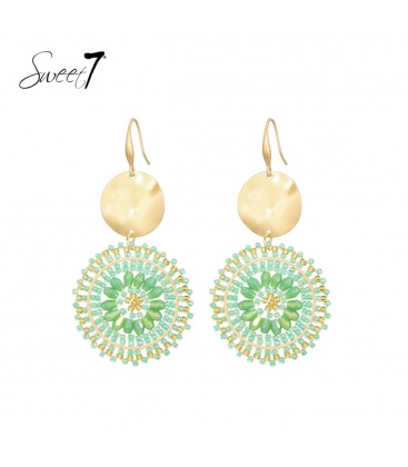 Groene oorhangers met een goudkleurig element