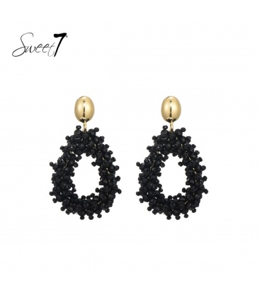 Zwarte glas kralen oorhangers met een goudkleurig oor stukje