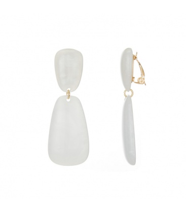 Witte oorclips van getinte hars