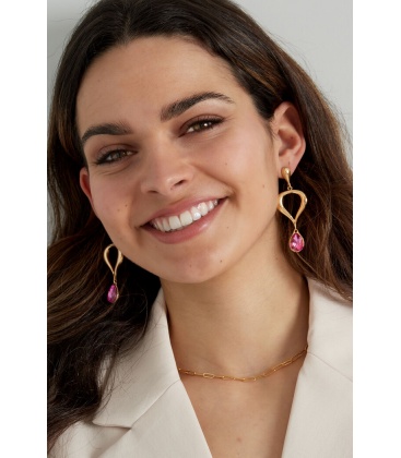 Goudkleurige oorhangers met een helder glas steentje