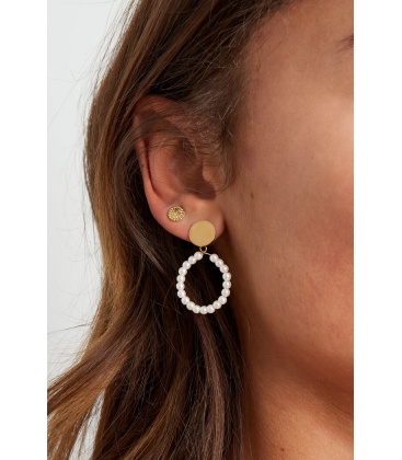 Goudkleurige oorhangers met acryl witte pareltjes